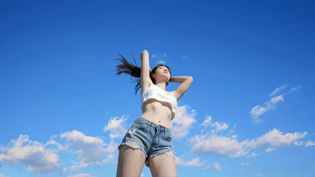 性感美女壁纸-户外美景和晴空微风-美女写真-零次元